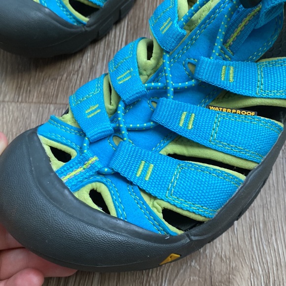 Keen waterproof sandals . - Picture 2 of 6